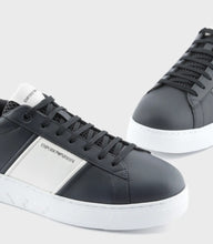 Carica l&#39;immagine nel visualizzatore di Gallery, Emporio Armani Sneakers in pelle con dettagli in gomma
