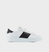 Carica l&#39;immagine nel visualizzatore di Gallery, Emporio Armani Sneakers in pelle con dettagli in gomma

