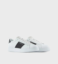 Carica l&#39;immagine nel visualizzatore di Gallery, Emporio Armani Sneakers in pelle con dettagli in gomma
