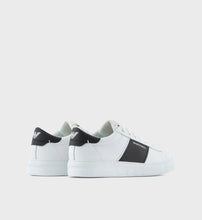 Carica l&#39;immagine nel visualizzatore di Gallery, Emporio Armani Sneakers in pelle con dettagli in gomma
