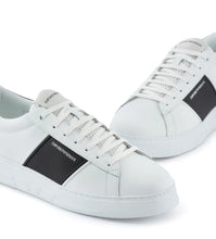 Carica l&#39;immagine nel visualizzatore di Gallery, Emporio Armani Sneakers in pelle con dettagli in gomma
